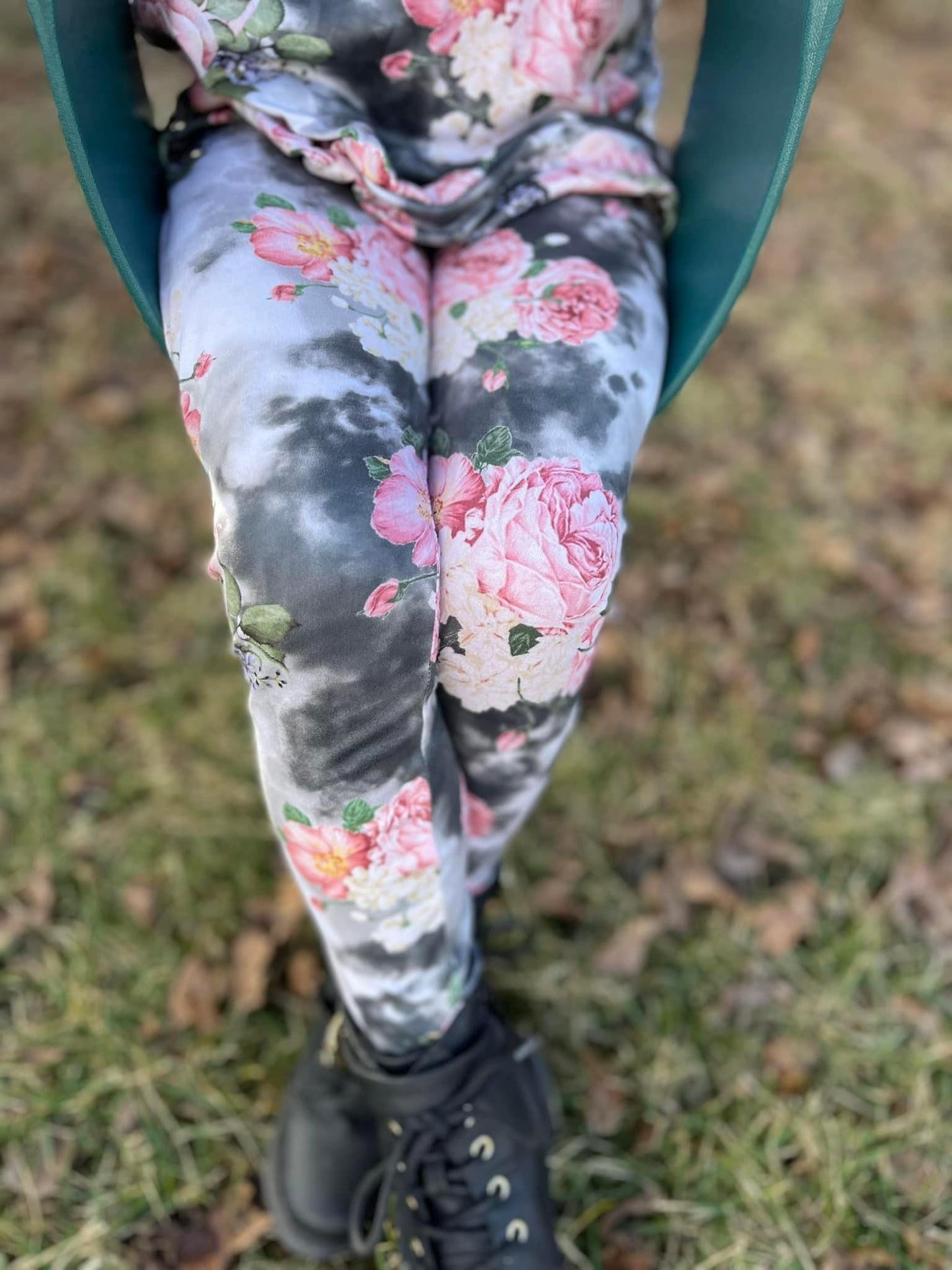 Smoky Floral- Fitted Leggings